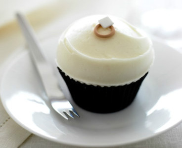 engagement cupcakes sprinkles throwing tips cupcake favors